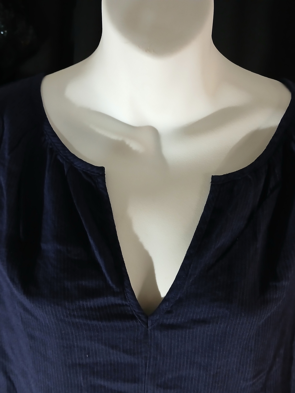 NWT GAP Navy Sleeveless V-Notch Pleated Peplum Lightweight Spring Summer Tank - Picture 4 of 15
